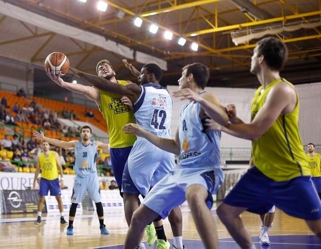 Ourense. 20-09-16. Deportes. Partido de Basket de copa Galiza entre o Cob e o Breogán.
Foto: Xesús Fariñas