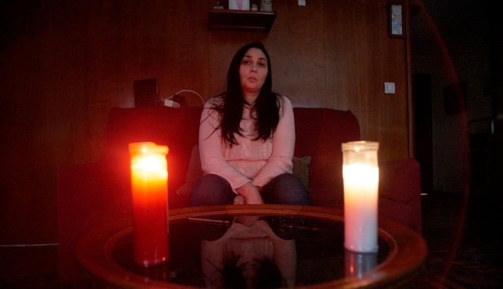 Nuria, a la luz de las velas, en el piso de Torrecedeira del que será desalojada el día 30.