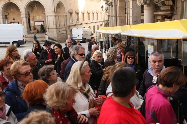 Ourense. 24-10-2016. Turistas gaditanos a la espera del tren de las termas. Paz