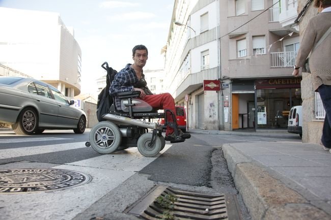 Ourense. 30-09-2016. Los avatares diarios de Manolo y su silla de ruedas. paz