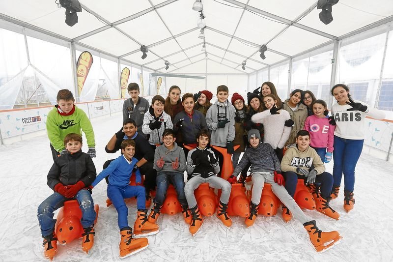 Ourense. 15-12-16. Local. Os alumnos de Salesianos visitan a pista de xeo do CC Pontevella.
Foto: Xesús Fariñas