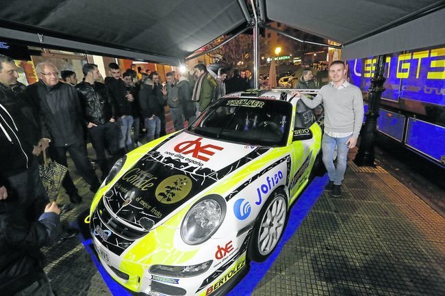 Ourense. 03-02-17. Deportes. Presentación do novo coche de rally de Iago Silva na Valenzá.
Foto: Xesús Fariñas