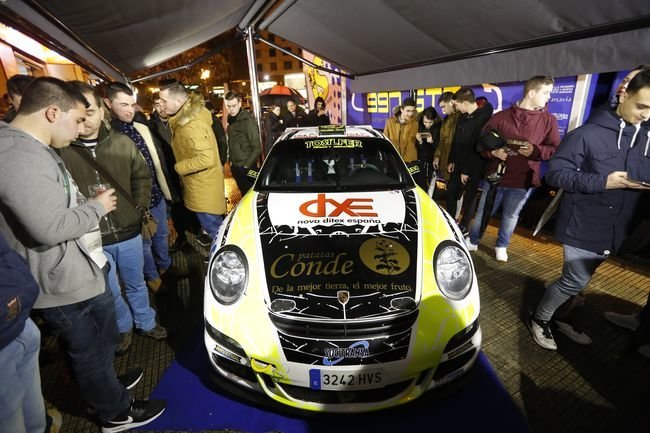 Ourense. 03-02-17. Deportes. Presentación do novo coche de rally de Iago Silva na Valenzá.
Foto: Xesús Fariñas