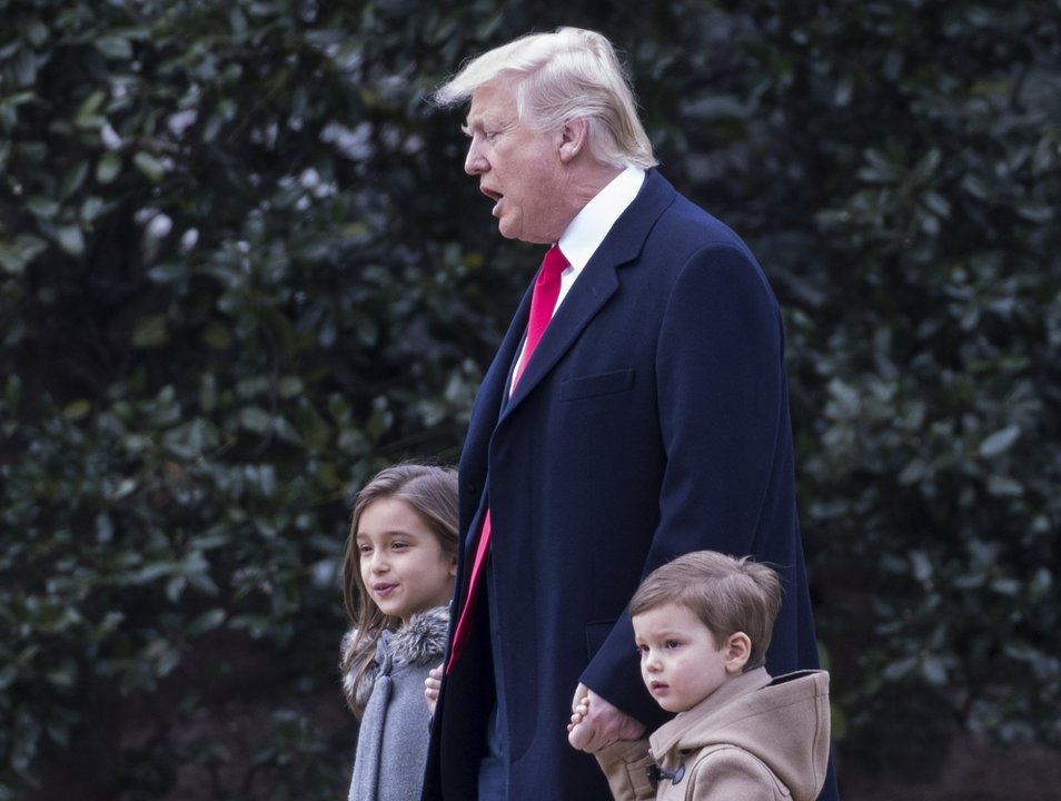 Donald Trump, con sus nietos Arabella Kushner y Joseph Kushner.