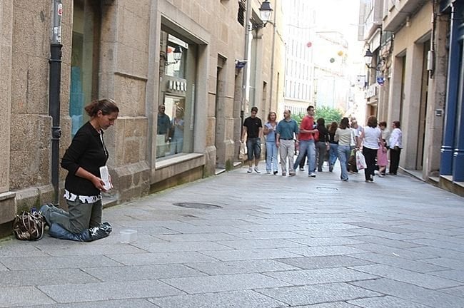 ourense. mujer pide limosna calle ourense.