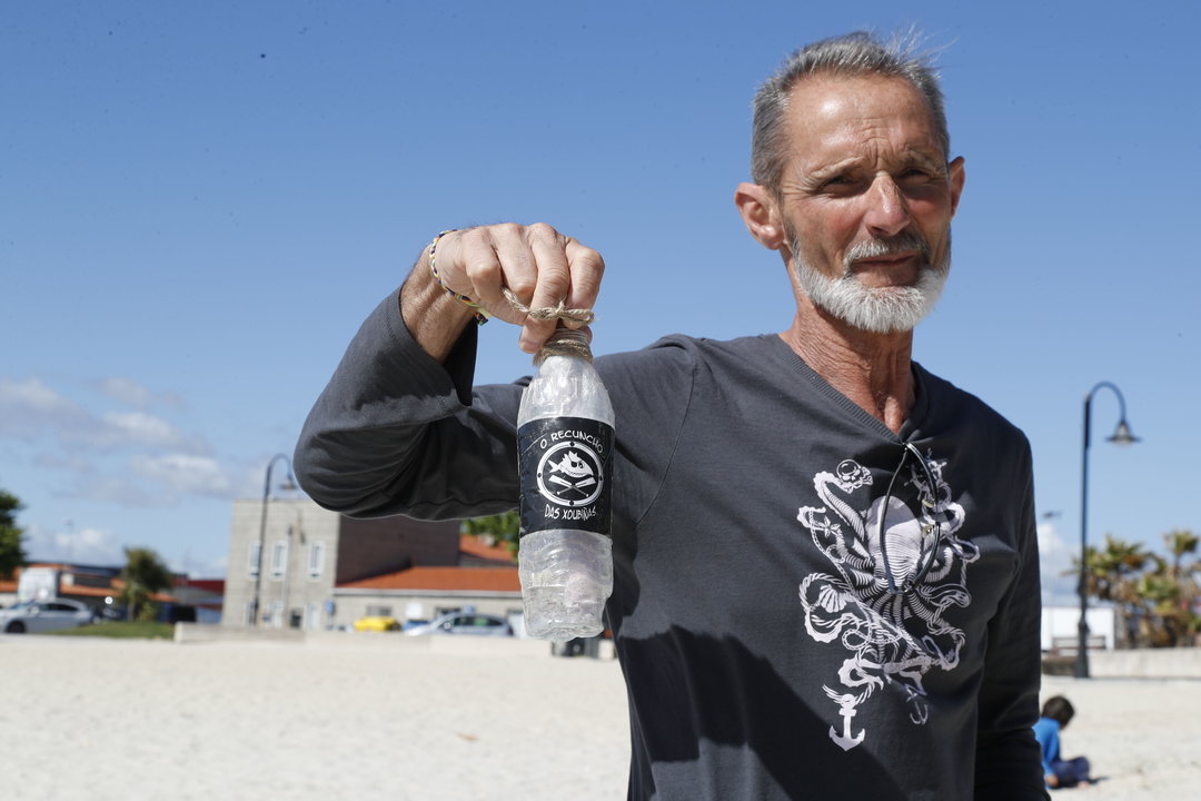 Manuel, el marinero de Bouzas, con la botella de plástico con el mensaje de Meira.
