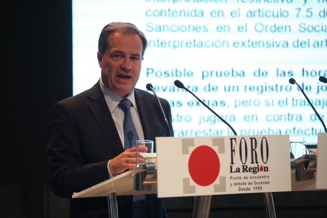 Martín Godino, socio director de Sagardoy Abogados, durante su charla, dentro de Foro La Región, en el recinto ferial de Expourense.