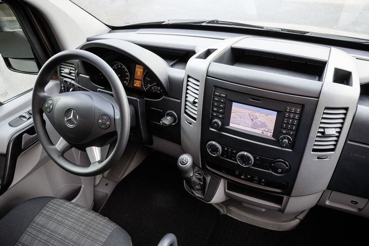 Mercedes-Benz Sprinter – 311 CDI; Interieur; Stoff Tunja schwarz; OM 651 mit 84 kW/114 PS; 2,15 L Hubraum; 7G-Tronic Plus; Radstand: 3665 mm; 3,5 Tonnen 

Mercedes-Benz Sprinter – 311 CDI; interior; seat covers: tunja black; OM 651 rated at 84 kW/114 hp; displacement 2.15 l; 7G-Tronic Plus; wheelbase: 3665 mm; gross vehicle weight of 3.5 t 