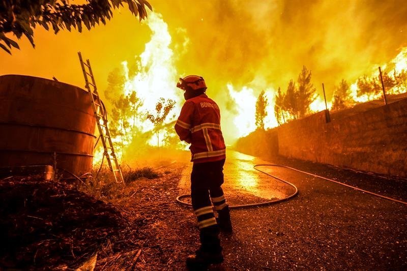 Soldados de la Guardia Nacional Republicana portuguesa luchan contra las llamas.