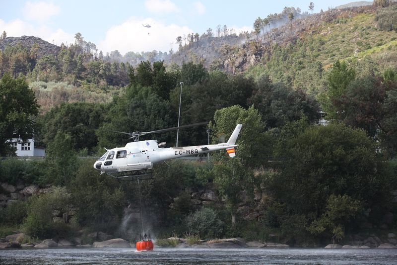 Ourense. 23-06-2017. Helicópteros cargando en el Miño, a la altura de Reza. Paz