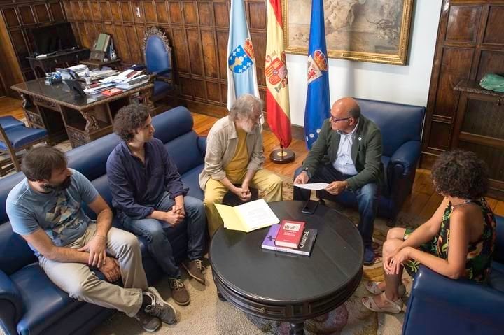 Manuel Baltar, con Xosé A. Perozo, editores e representantes de Gálix_result