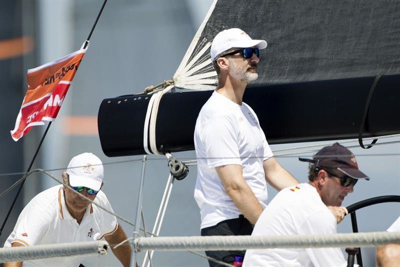 El Rey Felipe VI navegando en el Aifos durante la jornada de entrenamiento previa a la 36ª Copa del Rey MAPFRE en el Real Club Náutico de Palma