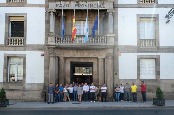 Minutos de silencio na Deputación de Ourense polos atentados de Barcelona e Cambrils_result