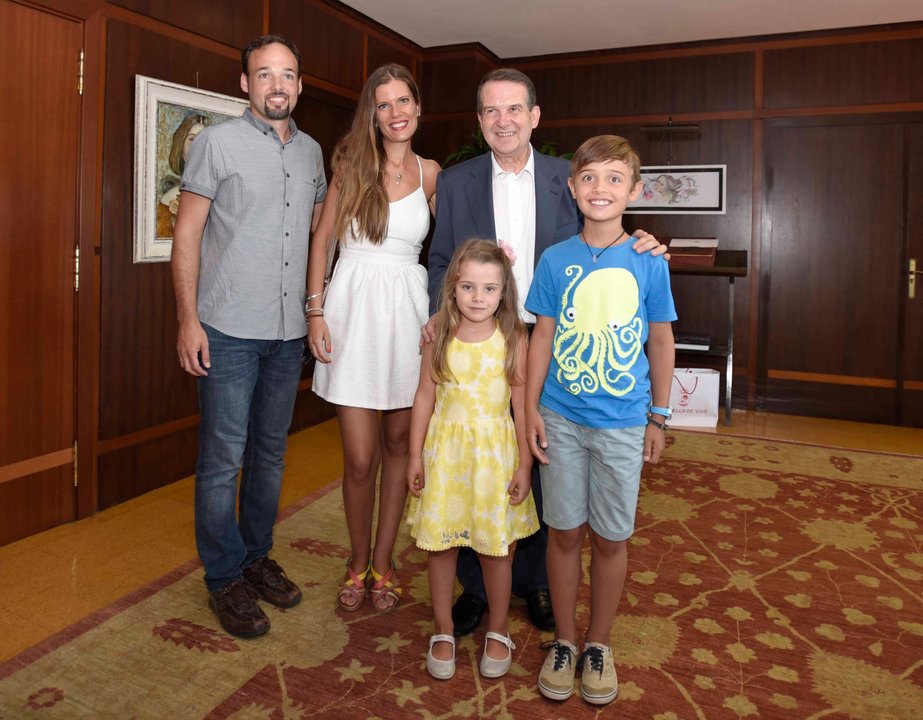 El niño Vigo Martínez Garrido, con sus padres y su hermana, visitó ayer al alcalde de la ciudad.