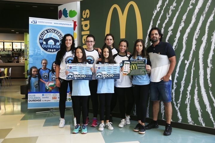 Ourense 6/9/2017, deportes, campaña captacion de socios Volei Ourense y firma de convenio de colaboracion con La Region