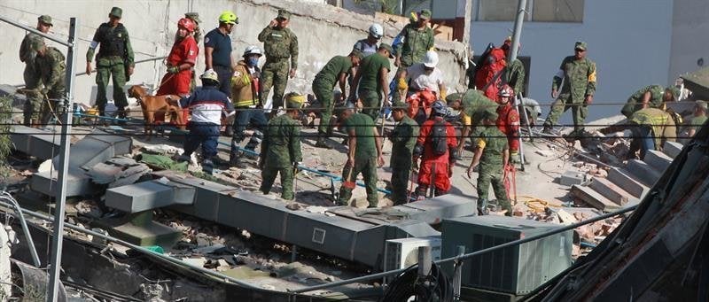 Bomberos mexicanos  buscan personas con vida en medio de edificios colapsados en Ciudad de México