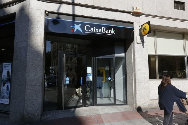 Ourense. 06-10-17. Local. Oficiñas de La Caixa e o Banco Sabadel en Ourense.
Foto: Xesús Fariñas
