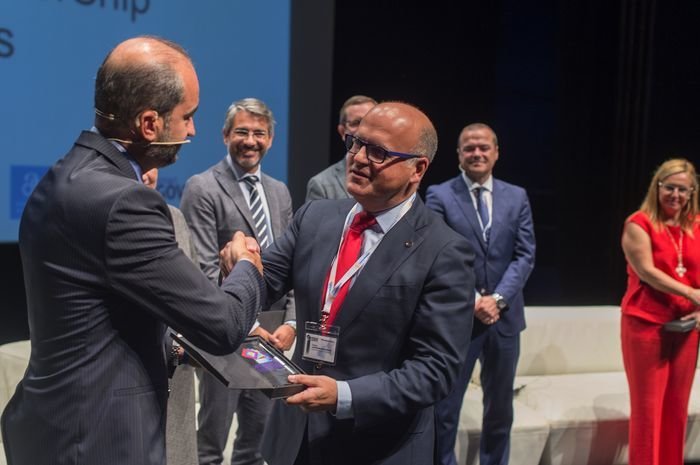 Manuel Baltar recibe o premio Opengov Leadership de mans de Juan Manuel Gómez Roa_result