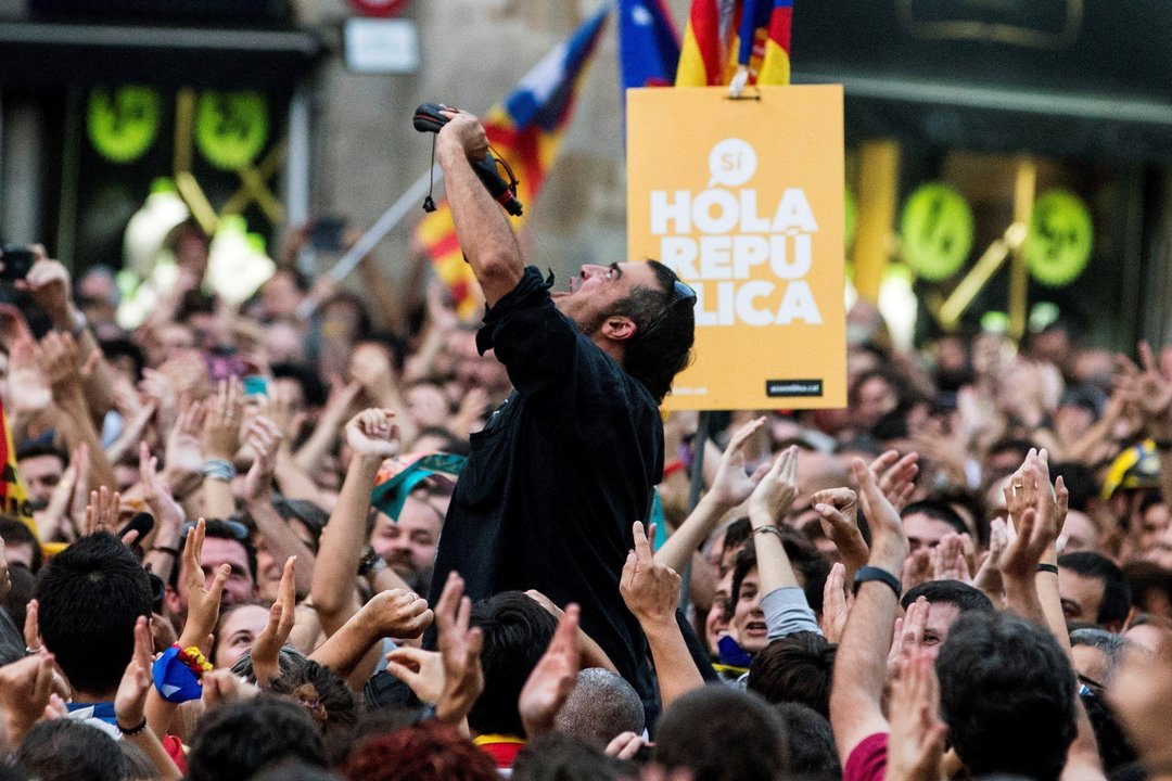 Un independentista bebe de una bota durante la celebración en la Plaza Sant Jaume de Barcelona.