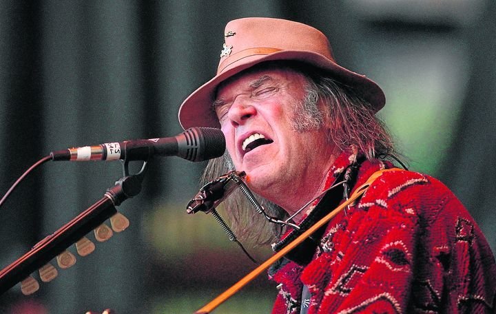MOUNTAIN VIEW, CA - OCTOBER 26:  Singer Neil Young performs at the 16th annunal Bridge School benefit concert October 26, 2002 in  Mountain View, California. (Photo by Justin Sullivan/Getty Images)
