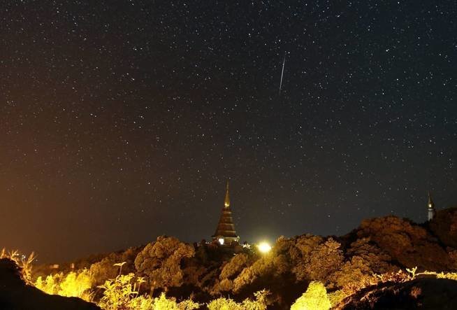 run146-chiang-mai-tailandia-14-12-2015-fotografia-de-la-lluvia-de-meteoritos-geminidas-hoy-lunes-14-de-diciembre-de-2015-capturada-desde-una-montana-en-la-provincia-de-chiang-mai-tailandia-la-lluvia