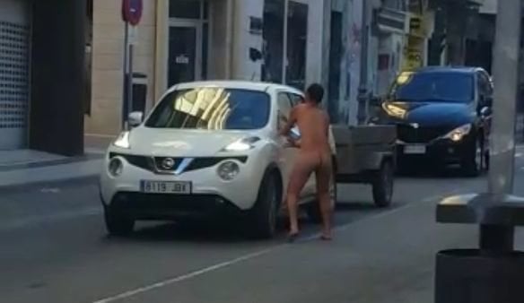 Un hombre desnudo causa el pánico en plena calle