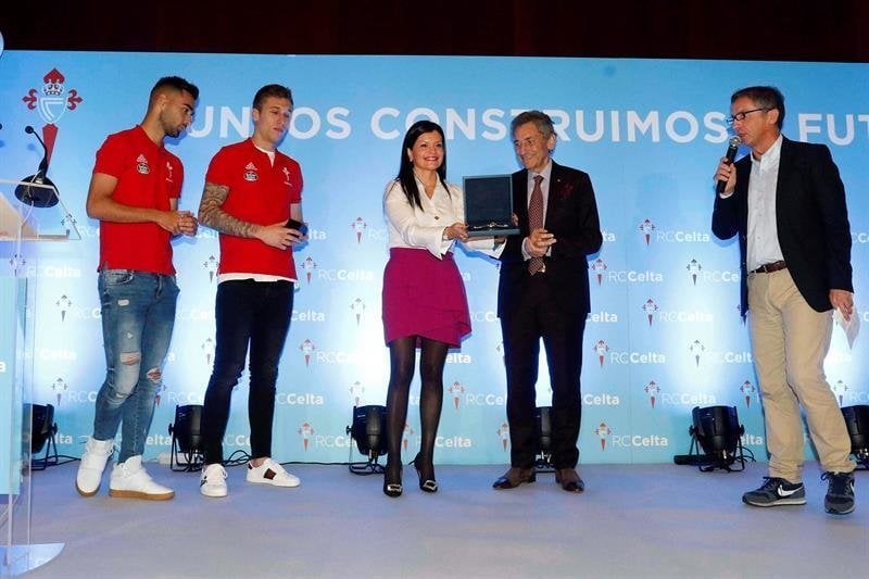 El presidente del Celta, Carlos Mouriño (c), acompañado de la alcaldesa de Mos, Nidia Arévalo en la presentación del proyecto de la futura ciudad deportiva