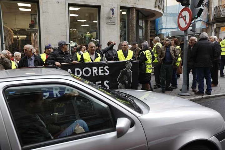 Ourense. 13/12/17. Protesta de emigrantes retornados diante de facenda en Ourense.
Foto: Xesús Fariñas