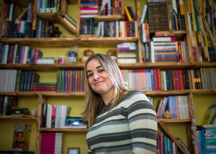 LEIRO (BARRO). 14/12/2017. OURENSE. Cristina Ferro, escritora y blogger, posa para el suplemento de La Región, VIDA, con su último libro "Atracción física o química". FOTO: ÓSCAR PINAL
