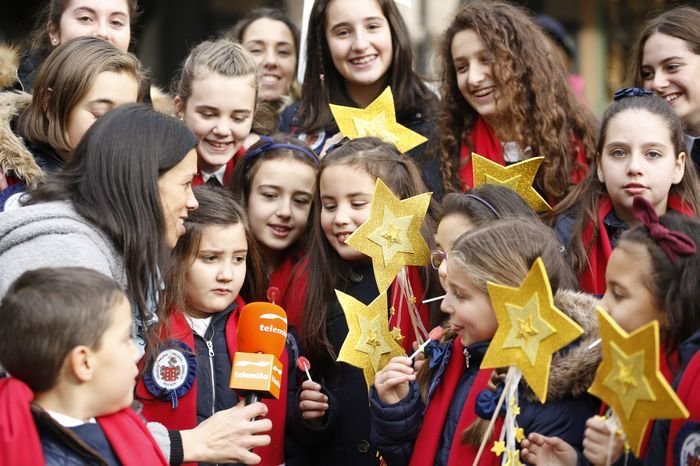 Ourense. 15/12/17. Concurso de panxoliñas organizado polo concello de Ourense para escolares na praza maior.
Foto: Xesús Fariñas