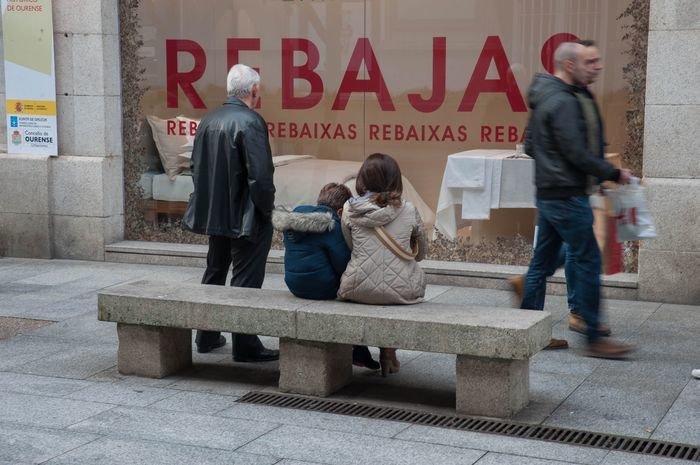 OURENSE (RÚA O PASEO). 07/01/2018. OURENSE. Anuncios del comienzo de las rebajas en las ventanas exteriores de los comercios de Ourense. FOTO: ÓSCAR PINAL