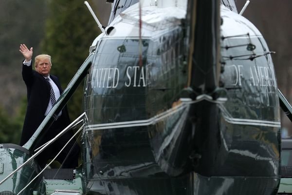 775102165. Bethesda (United States), 12/01/2018.- US President Donald J. Trump waves to journalists as he boards Marine One on departure from Walter Reed National Military Medical Center following his annual physical examination in Bethesda, Maryland, USA, 12 January 2018. Trump will next travel to Florida to spend the Dr. Martin Luther King Jr. Day holiday weekend at his Mar-a-Lago resort. (Estados Unidos) EFE/EPA/Chip Somodevilla / POOL (AFP OUT)