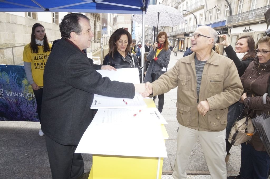 El alcalde Abel Caballero se acercó hasta Príncipe para firmar por Cíes Patrimonio de la Humanidad.