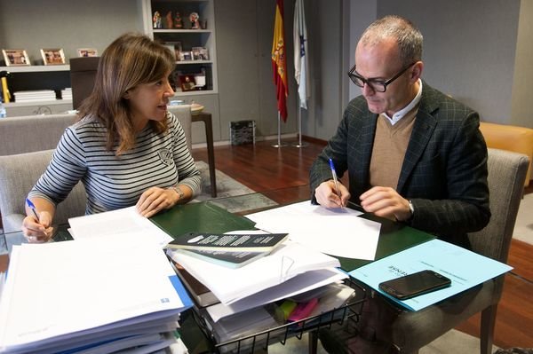  A conselleira de Medio Ambiente e Ordenación do Territorio, beatriz mato, e o alcalde de Ourense, jesus vazquez, asinanun convenio de colaboración para a mellora dos espazos urbanos da Cidade das Burgas. 