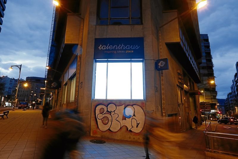 Ourense. 16/02/18. Panel luminoso en los bajos del edificio La Torre de Ourense.
Foto: Xesús Fariñas