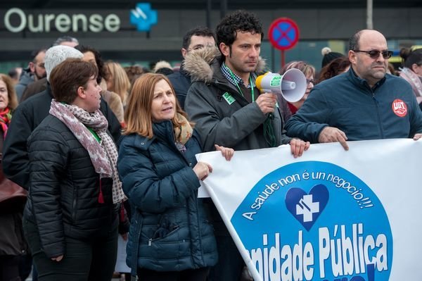 OURENSE (HOSPITAL CHUO). 12/01/2018. OURENSE. Concentración de protesta por la decisión de la Consellería de Sanidade de la Xunta de Galicia de quitar camas disponibles en el Hospital de Ourense. FOTO: ÓSCAR PINAL
