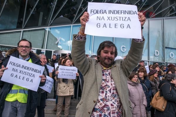 OURENSE (NOVO EDIFICIO XUDICIAL). 07/02/2018. OURENSE. "Xustiza en Folga". Concentración delante de la entrada de los nuevos juzgados de Ourense para reclamar mejoras laborales para los trabajadores. FOTO: ÓSCAR PINAL
