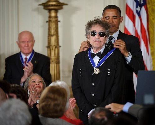 President_Barack_Obama_presents_American_musician_Bob_Dylan_with_a_Medal_of_Freedom_result