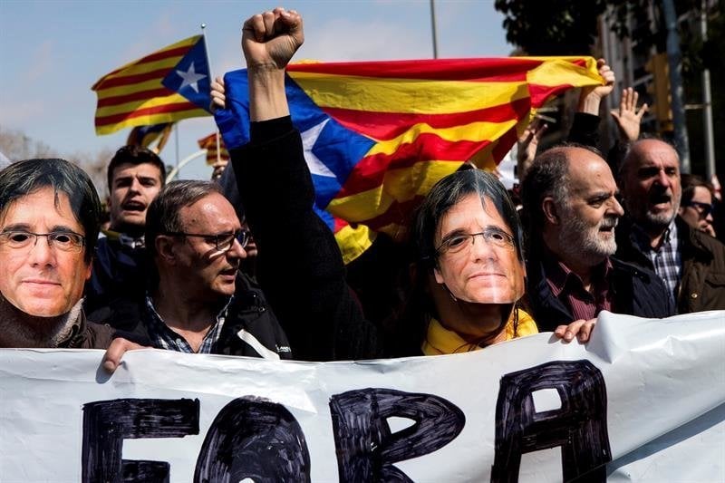Varias decenas de manifestantes, convocados por los Comités de Defensa de la Repúiblica (CDR) protestan en las inmediaciones del Auditori de Barcelona