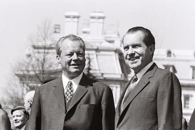 Bundeskanzler Willy Brandt (l.) wird von Richard Nixon, US-Präsident (r.), vor dem Weißen Haus mit militärischen Ehren empfangen. (hinten l. Helmut Schmidt, Bundesminister der Verteidigung)
