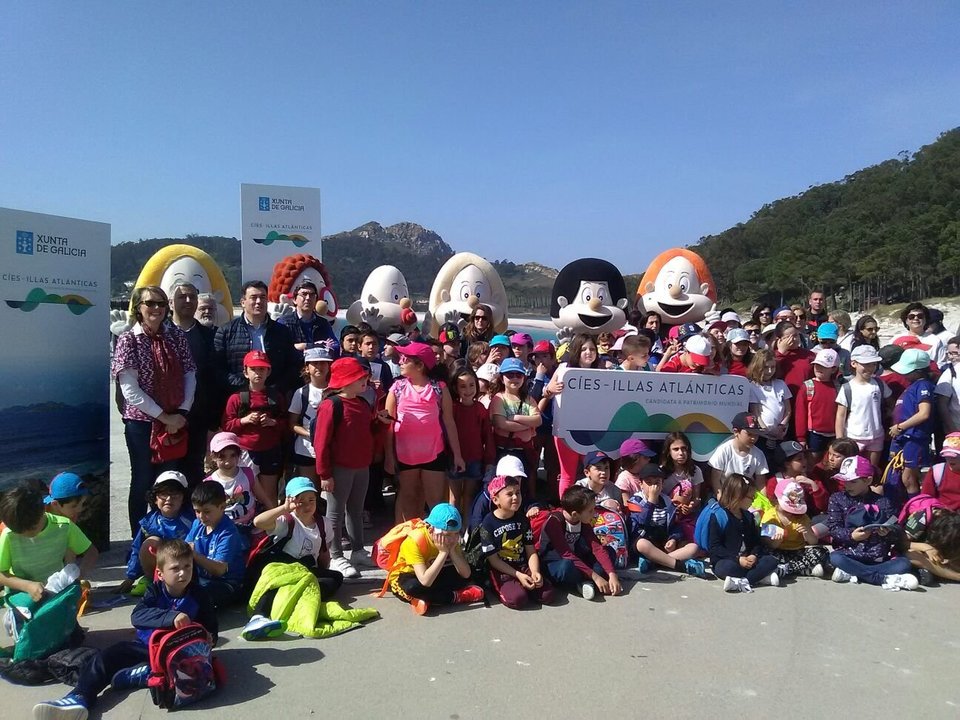 Uns cen escolares celebran o Día do Libro cos Bolechas en Cíes