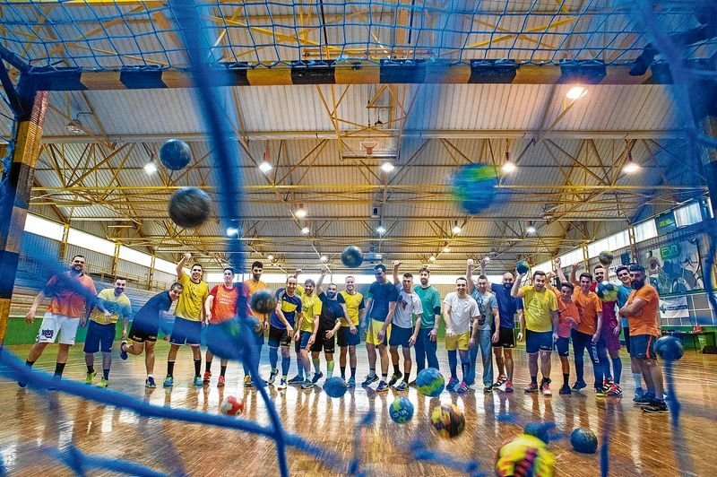 RIBADAVIA (COMPLEXO DEPORTIVO O CONSELLO). 08/05/2018. OURENSE. Fotografía de la plantilla del equipo de balonmano masculino Carnes de O Ribeiro. FOTO: ÓSCAR PINAL.