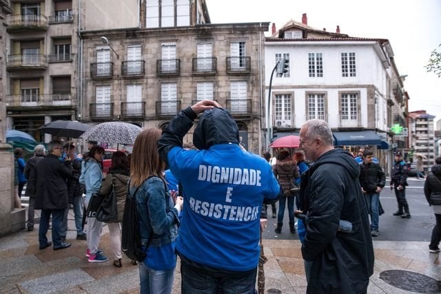 OURENSE (CENTRO CULTURAL MARCOS VALCÁRCEL). 13/04/2018. OURENSE. Funcionarios y funcionarias de justicia, todavía en huelga, reciben con gritos, silbatos, panderetas y cánticos al presidente de la Xunta de Galicia, Alberto Núñez Feijóo a su llegada a la inauguración de un simposio de Oncología. FOTO: ÓSCAR PINAL
