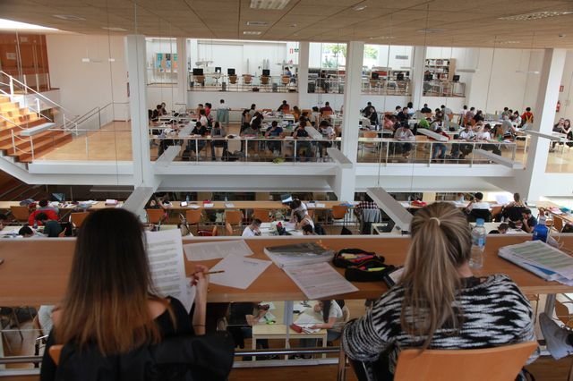 OURENSE 11/06/2018.-Alumnos de selectivo preparando exámenes en el Campus. Biblioteca. José Paz