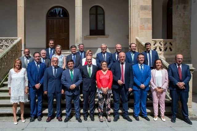 Foto de familia da reunión da Comisión de deputacións, hoxe en Salamanca_result