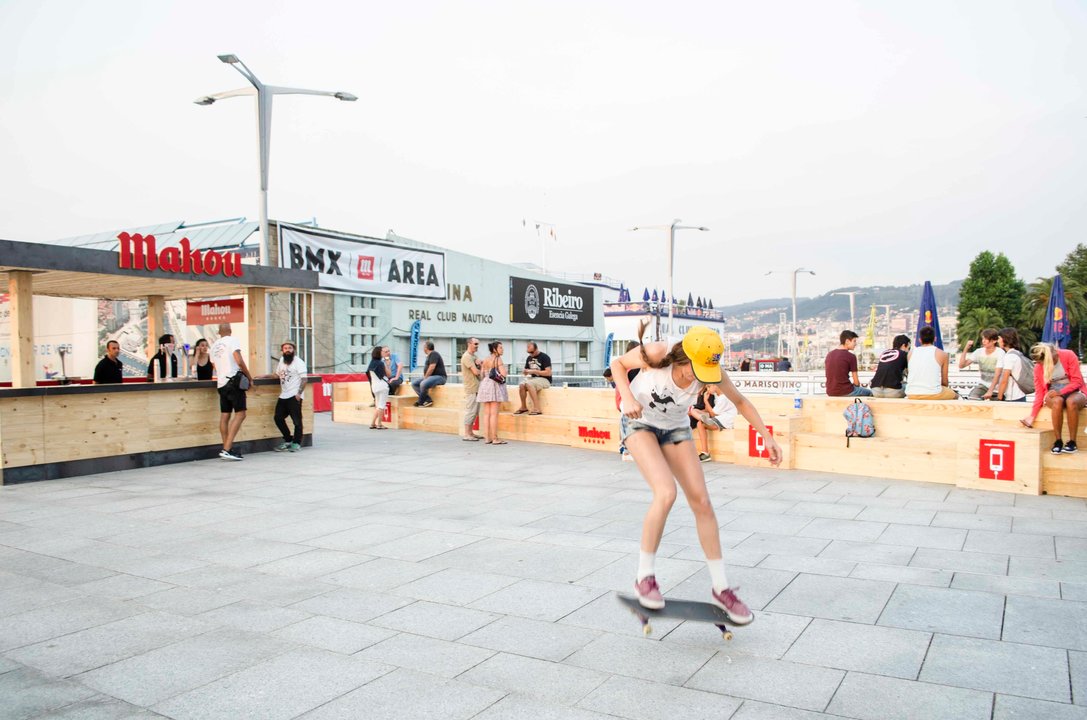 Una chica practicando skate en una de las pasadas ediciones del Marisquiño.