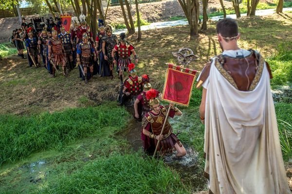 XINZO DE LIMIA (PARQUE DO TOURAL). 19/08/2018. OURENSE. Los romanos cruzan el río Lethes, actividad dentro de la Festa do Esquecemento de Xinzo de Limia. FOTO: ÓSCAR PINAL.