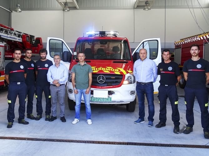 Pablo Pérez e Luis Menor visitando.o parque de bombeiros do Carballiño-Ribeiro_result