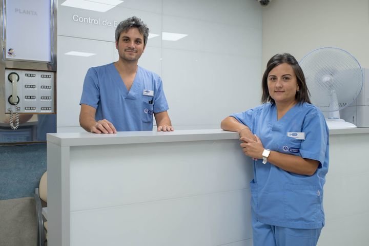 OURENSE (CENTRO MÉDICO EL CARMEN). 21/09/2018. OURENSE. Retrato de Daniel Martínez y Aurora Vázquez, ambos enfermeros en el Centro Médico El Carmen. FOTO: ÓSCAR PINAL.
