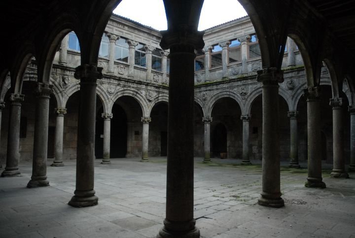 Claustro del monasterio de Santa María en Montederramo.